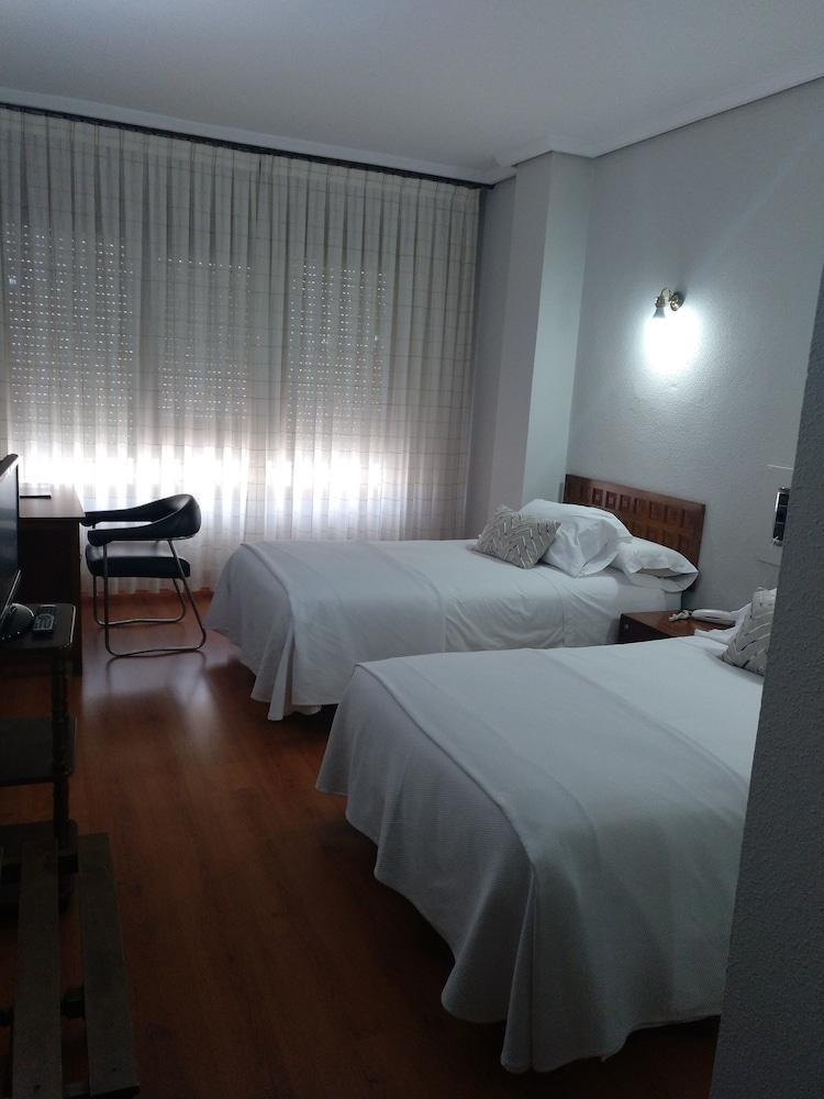 Hotel Marques De Santillana Torrelavega Exterior photo